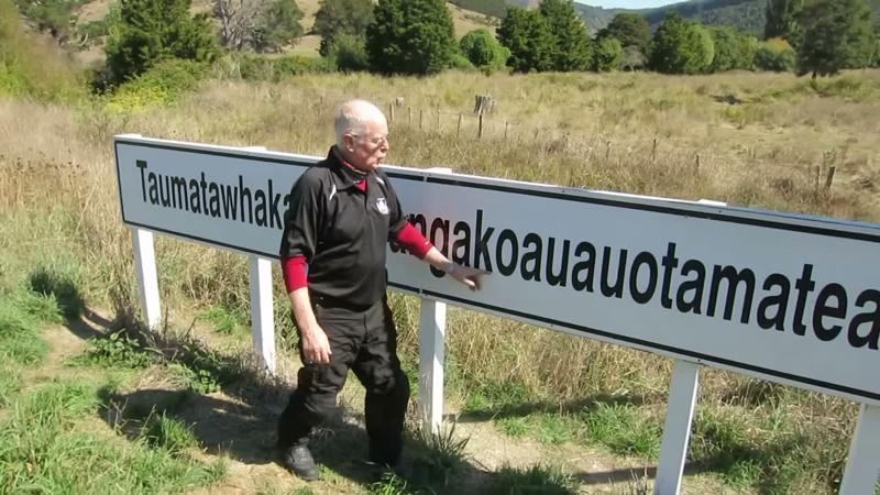 The pan continues across the sign