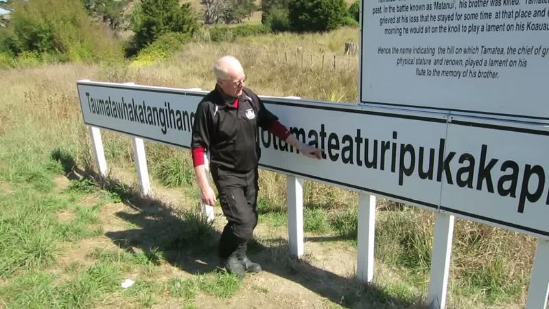 The pan continues across the sign