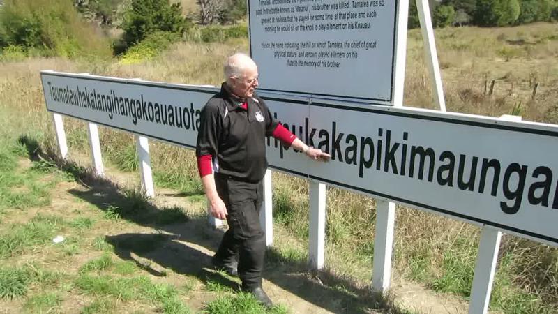The pan continues across the sign