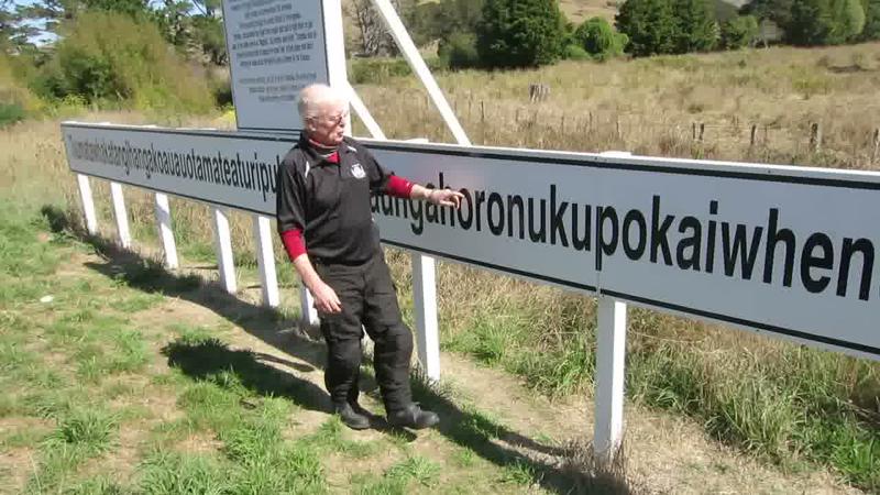 The pan continues across the sign