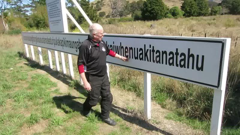 The pan continues across the sign